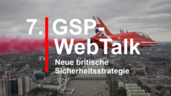 7. GSP WebTalk: Neue britische Sicherheitsstrategie. Roter Jet (Red Arrow) fliegt über London und stößt roten Rauch aus.