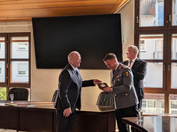 Sektionsleiter Gerhard Ziegelbauer überreicht im Rathaus Essingen das Wappen der GSP an Brigadegeneral Christoph Huber, daneben Bürgermeister Hofer