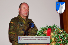 Bundeswehr-Soldat spricht bei einem InfoBesuch des Ausbildungs- und Übungszentrums Luftbeweglichkeit am 11.02.2020.