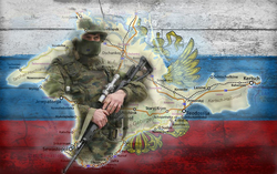 Maskierter Soldat mit Gewehr über Krimkarte auf russischer Flagge, symbolisiert die Annexion der Region.