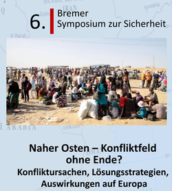 Menschenansammlung mit Gepäck in Wüstenlandschaft vor einer Nahostkarte und Symposiumstiteln zu Konflikten und Sicherheit.