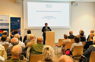 Prof. Jhy-Wey Shieh referiert vor Publikum über Taiwans geopolitische Lage im indopazifischen Raum.