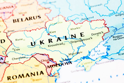 Politische Karte der Ukraine mit Kiew, großen Städten, dem Asowschen Meer und angrenzenden Ländern wie Belarus und Moldawien.