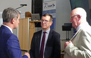 Referent und Landrat im Gespräch mit Hartwig Zahler, Veteranenkameradschaft Warburger Land und GSP-Sektionsleiter Warburg