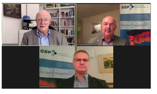 Videokonferenz mit drei Männern: BrigGen a.D. Helmut Ganser, Vertreter der GSP Sektion Bad Neuenahr-Ahrweiler und ein Online-Moderator.