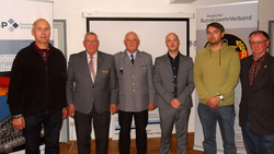 Sechs Männer, darunter ein Herr in Bundeswehr-Uniform, stehen bei einer Veranstaltung des Deutschen BundeswehrVerbandes.