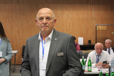 Harald Engelhardt, ein kahlköpfiger Mann im Anzug mit Namensschild "Bundesversammlung 2023", blickt in die Kamera.