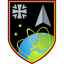 Wappen der Bundeswehr Raumfahrt: Schwarzer Schild mit Eisenkreuz, stilisiertem Raumfahrzeug, Globus mit Europa und Umlaufbahnen.