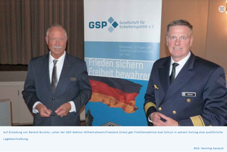 Berend Burwitz (links) und Flottillenadmiral Axel Schulz vor GSP-Banner.