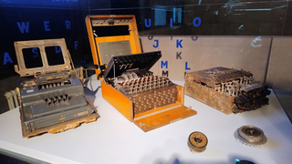 Verschiedene Ausführungen der deutschen Chiffriermaschine Engima im Deutschen Spionagemuseum.