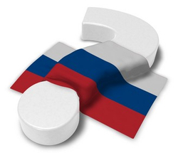 Russische Flagge drapiert über ein weißes Fragezeichen, das Unsicherheit oder eine Frage zu Russland symbolisiert.