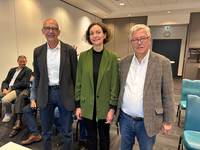 von links: Brigadegeneral a.D. Reiner Schwalb, Vizepräsident der GSP, Julia Smernowa, Researcherin beim Berliner Think Tank CeMAS, und GSP-Präsident Dr. Hans-Peter Bartels beim Vortrag über russische Desinformationskampagnen. Foto: Frank Jungbluth