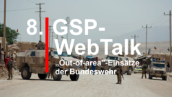 Bundeswehr-Soldaten und Fahrzeuge auf staubiger Straße, Symbol für „Out-of-area“-Einsätze.