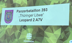Folie: Panzerbataillon 393 'Thüringer Löwe', Leopard 2 A7V Panzer, Bataillonswappen und Bundeswehr-Logo.