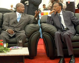 Ugandas Präsident Museveni spricht mit Ruandas Präsident Kagame bei einem Treffen auf dunklen Sofas.