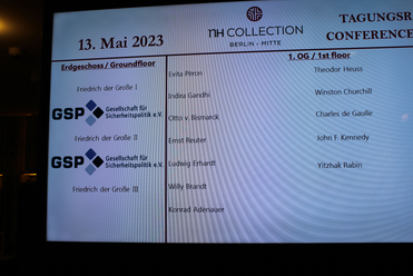 Digitaler Tagungsplan im NH Collection Berlin Mitte am 13. Mai 2023, zeigt Raumnamen wie "Friedrich der Große" und berühmte Persönlichkeiten.