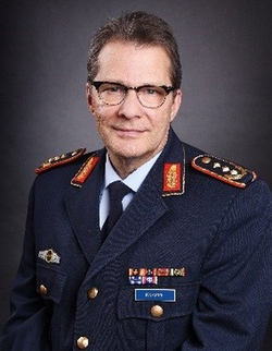 Porträt eines lächelnden Mannes in deutscher Militäruniform mit Brille, Schulterabzeichen und Medaillen, vermutlich General Kropp.