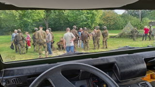 Blick aus der Fahrerkabine eines Einsatzfahrzeugs des Wachbataillons der Bundeswehr - Austausch nach kurzer Übung.