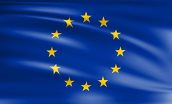 Die Flagge der Europäischen Union, ein Kreis aus 12 goldenen Sternen auf blauem Grund, weht sanft.