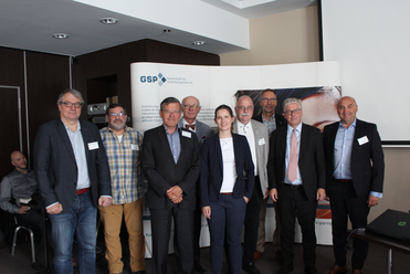 Gruppenfoto von zehn Personen, neun Männern und einer Frau, stehend bei einer Veranstaltung der GSP Gesellschaft für Sicherheitspolitik e.V.