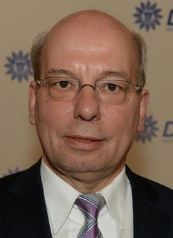 Kopfaufnahme von Wolfgang Thierse, einem kahlen Mann mit Brille, der einen dunklen Anzug und eine gestreifte Krawatte trägt.