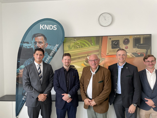 Delegation der GSP Sektion München-Starnberg mit Vertretern von KNDS beim nternehmensbesuch am 28. August 2026.  Von links nach rechts: Dennis Budimovic, Thomas V. Bauer, , Dietmar Paun, Andreas Kobbe sowie Maximilian Knapitsch.