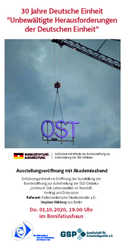 Ein Kran hebt ein neonfarbenes 'OST'-Schild. Plakat für die Ausstellung 'Umbruch Ost' zur deutschen Einheit.