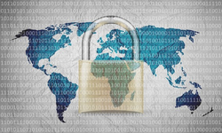 Eine Weltkarte mit einem großen, durchsichtigen Vorhängeschloss und binärem Code im Hintergrund, symbolisiert globale Cybersicherheit.