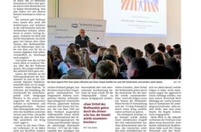 Professor Carsten Gieseler referiert über den China-Taiwan-Konflikt vor einem aufmerksamen Publikum an einer Technikerschule.