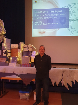 Ingo Talg von Microsoft Deutschland GmbH steht vor einer Präsentation über KI-Anwendungen bei der Bundeswehr.