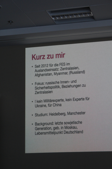 Eine Präsentationsfolie mit dem Titel 'Kurz zu mir', die beruflichen Hintergrund, Schwerpunkte und Ausbildung auflistet.