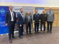 von li: Dr. Lutz (DWT), Hr. Bourke (Bgm von Westerstetten), Hr. Allgaier (DBwV), VAdm Deertz (Referent), OTL a.D. Goetze (SL Ulm), OFA PD Dr. Mühlmeier (DGWMP).