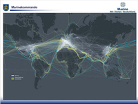 Weltkarte mit globalen Flugrouten (blau), maritimen Handelswegen (gelb) und dichten Internet-/Datennetzwerken (weiße Linien).