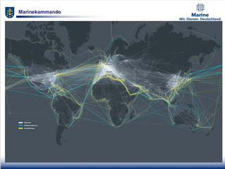Weltkarte mit globalen Flugrouten (blau), maritimen Handelswegen (gelb) und dichten Internet-/Datennetzwerken (weiße Linien).