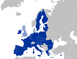 Karte Europas, die EU-Mitgliedstaaten in Dunkelblau und das Vereinigte Königreich in Hellblau zeigt.