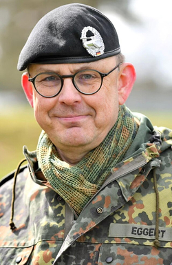 Porträt eines lächelnden Mannes, EGGERT, in deutscher Bundeswehruniform mit schwarzem Barett und Panzerabzeichen.