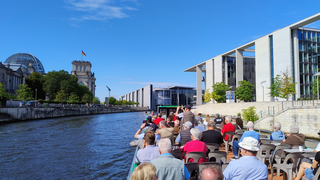 Berlin und das Regierungsviertel erkunden auf einer Spreefahrt.