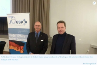 Zwei Männer, Eckart Wörtz (rechts) und Berend Burwitz (links), lächeln vor einem GSP-Banner.