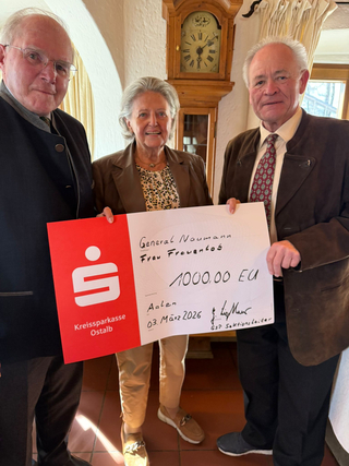 Eine Gruppe präsentiert einen 1000-Euro-Spendenscheck der Kreissparkasse Ostalb an General Naumann und Frau Frauenlos.