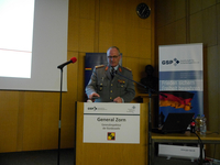 General Zorn, Generalinspekteur der Bundeswehr, spricht an einem Rednerpult mit GSP-Bannern.