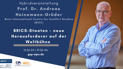 Plakat für eine Hybridveranstaltung mit Prof. Dr. Andreas Heinemann-Grüder (BICC) über BRICS-Staaten. Er trägt ein blaues Hemd.