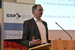 Matthias Dembinski spricht an einem Rednerpult beim 5. Bremer Symposium der Gesellschaft für Sicherheitspolitik.