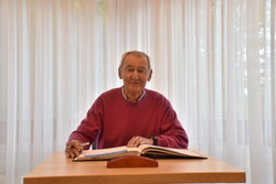 H. Wölfel beim Eintrag ins Gästebuch, Ausbildungszentrum Vereinte Nationen in Hammelburg