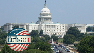 US-Kapitol mit einem Grafik-Overlay 'Midterm Elections 2018' mit Elementen der amerikanischen Flagge.