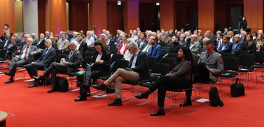 Gut 150 Gäste blicken erwartungsvoll auf die Ausführungen der Zeitzeugen und der Referenten.
