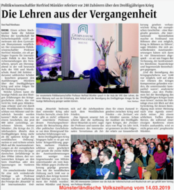 Politikwissenschaftler Herfried Münkler referiert vor Publikum über den Dreißigjährigen Krieg.
