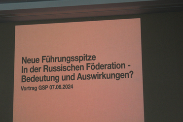 Präsentationsfolie: 'Neue Führungsspitze in der Russischen Föderation - Bedeutung und Auswirkungen? Vortrag GSP 07.06.2024'.
