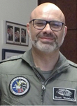 Kahlköpfiger Mann mit Bart und Brille in olivgrüner Uniform, lächelnd. Namensschild: „Patric Wurmbach“, „Offener Himmel“-Aufnäher.
