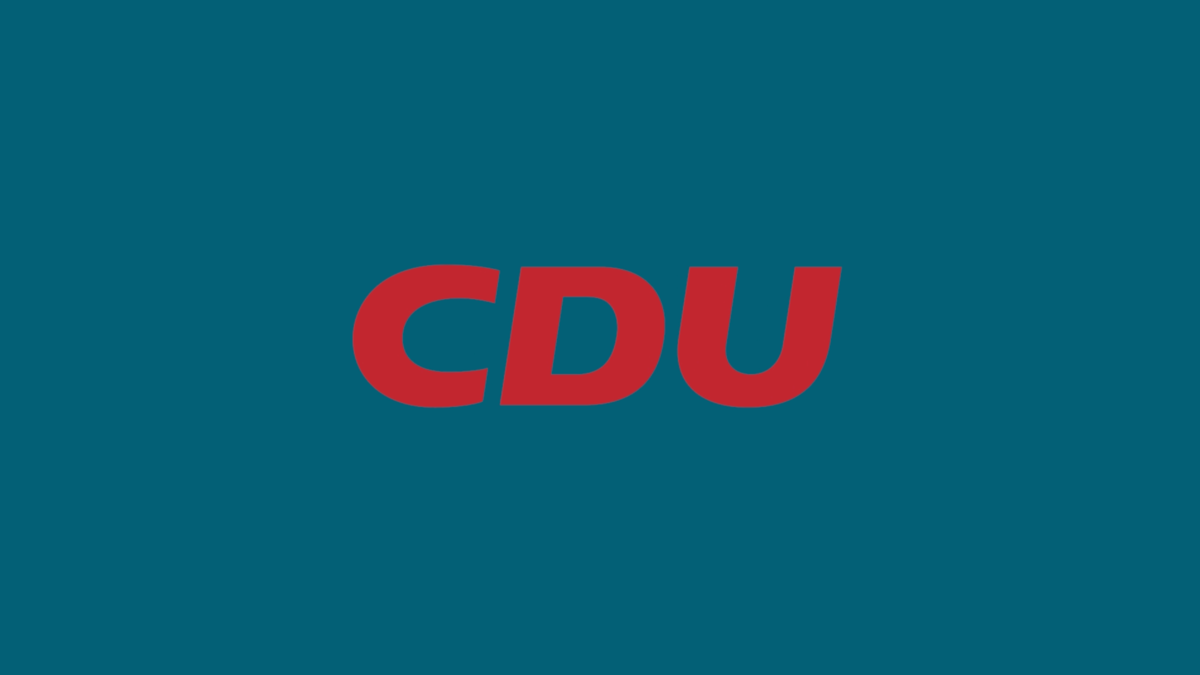 Roter CDU-Schriftzug auf blaugrünem Hintergrund.