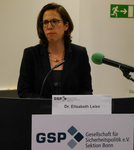 Dr. Elisabeth Leiss von GSP Gesellschaft für Sicherheitspolitik e.V. Sektion Bonn an einem Rednerpult mit Mikrofonen.